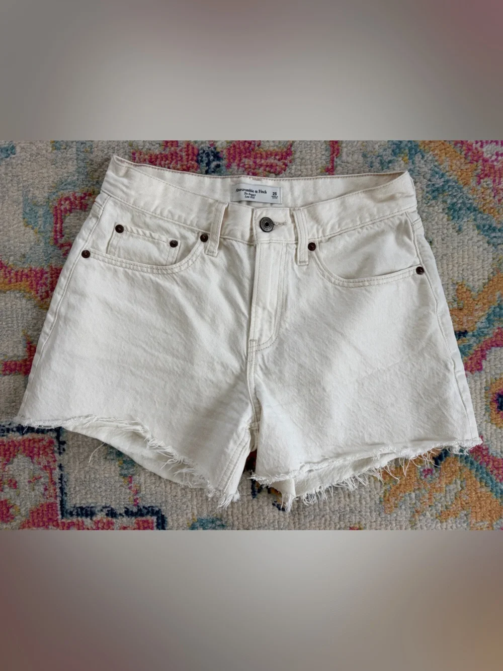 Abercrombie Baggy Low Rise Cream Shorts 25